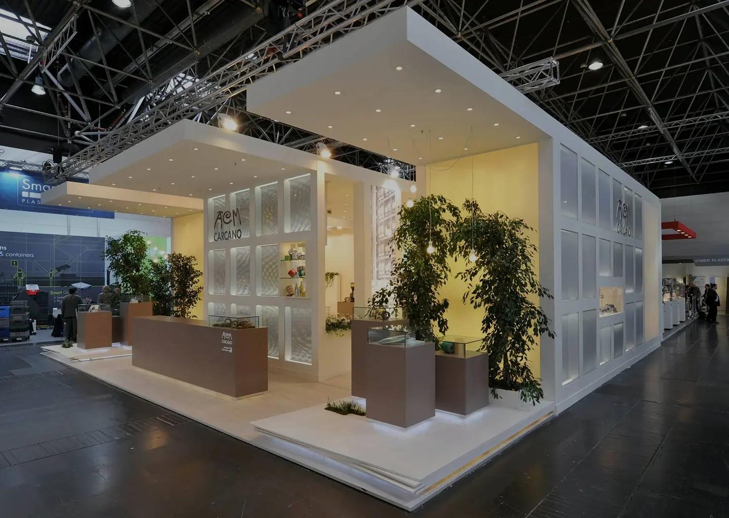 Fiera con stand espositivi moderni e accattivanti